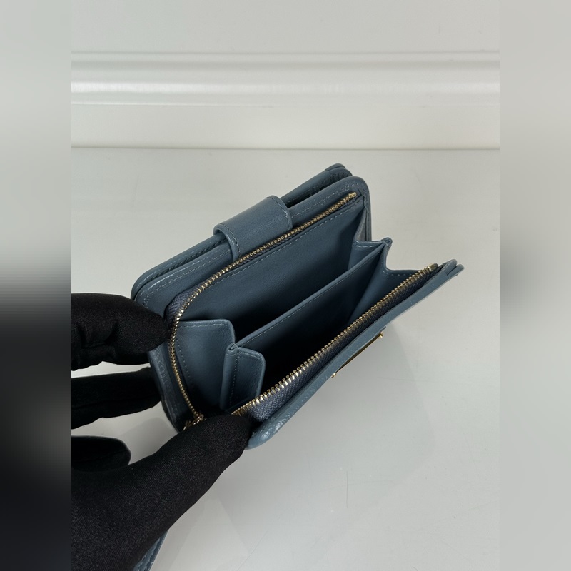 PRADA 普拉達 藍色油臘牛皮制作短夾，型號1ML018，按扣開合設計，內設9