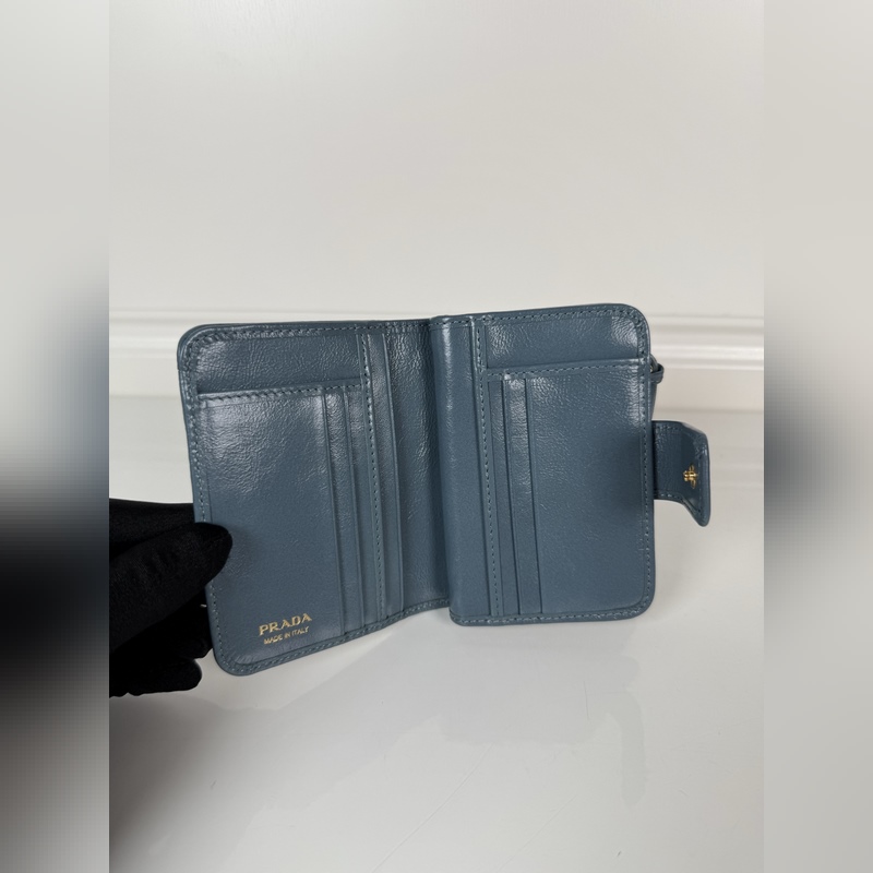 PRADA 普拉達 藍色油臘牛皮制作短夾，型號1ML018，按扣開合設計，內設9