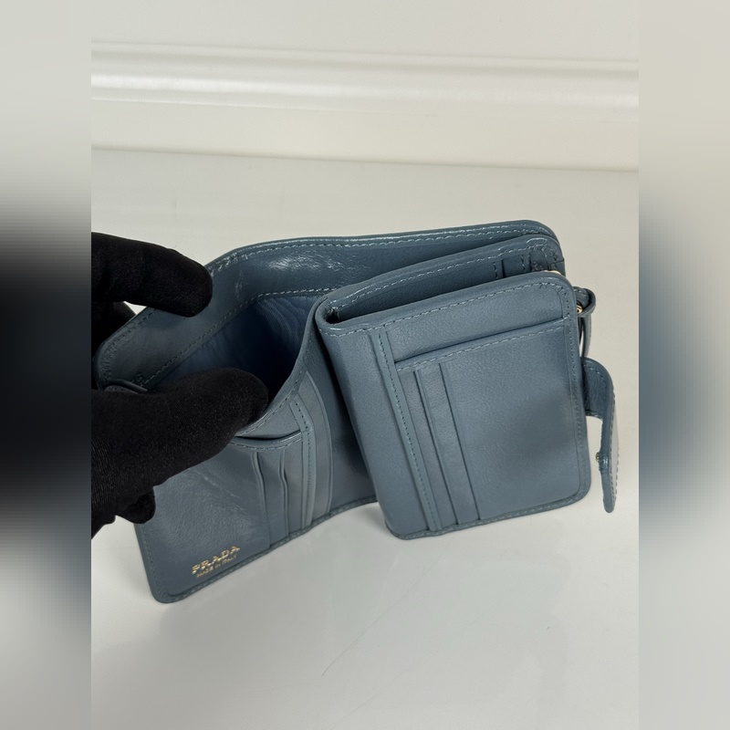 PRADA 普拉達 藍色油臘牛皮制作短夾，型號1ML018，按扣開合設計，內設9
