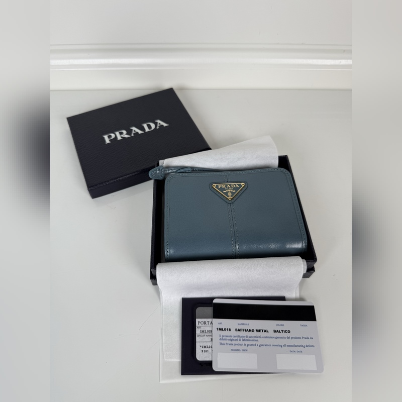 PRADA 普拉達 藍色油臘牛皮制作短夾，型號1ML018，按扣開合設計，內設9