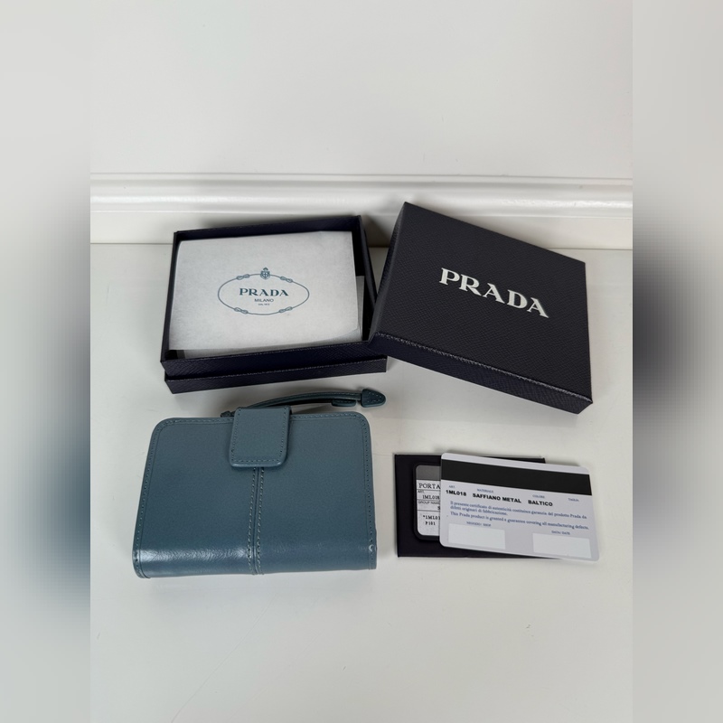 PRADA 普拉達 藍色油臘牛皮制作短夾，型號1ML018，按扣開合設(shè)計，內(nèi)設(shè)9
