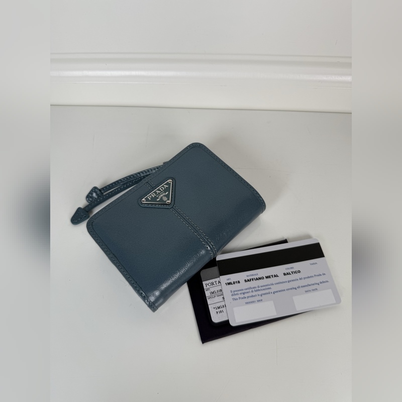 PRADA 普拉達 藍色油臘牛皮制作短夾，型號1ML018，按扣開合設(shè)計，內(nèi)設(shè)9
