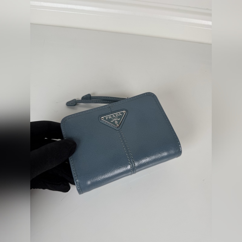 PRADA 普拉達 藍色油臘牛皮制作短夾，型號1ML018，按扣開合設(shè)計，內(nèi)設(shè)9