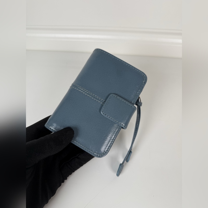 PRADA 普拉達 藍色油臘牛皮制作短夾，型號1ML018，按扣開合設(shè)計，內(nèi)設(shè)9