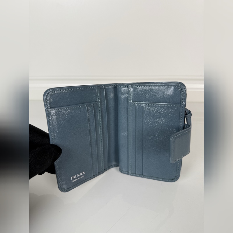 PRADA 普拉達 藍色油臘牛皮制作短夾，型號1ML018，按扣開合設(shè)計，內(nèi)設(shè)9