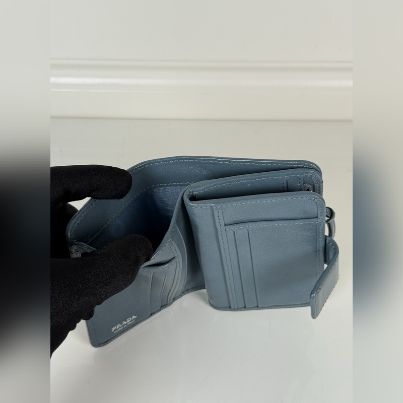 PRADA 普拉達 藍色油臘牛皮制作短夾，型號1ML018，按扣開合設(shè)計，內(nèi)設(shè)9