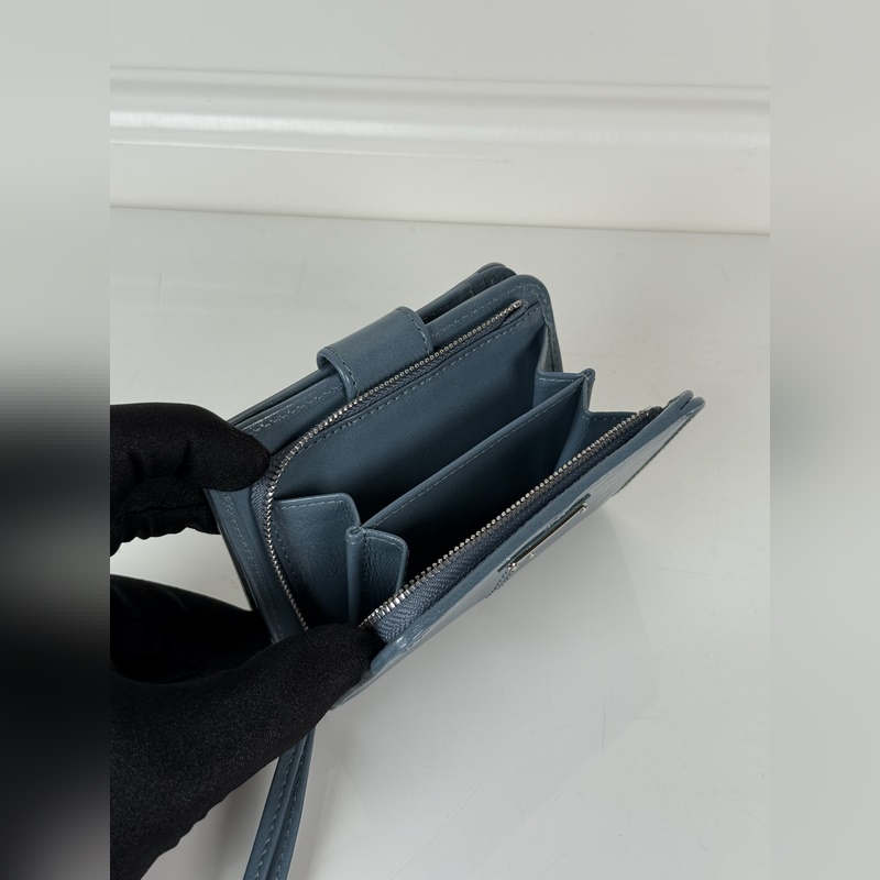 PRADA 普拉達 藍色油臘牛皮制作短夾，型號1ML018，按扣開合設(shè)計，內(nèi)設(shè)9