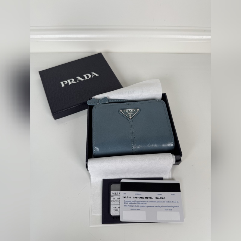 PRADA 普拉達 藍色油臘牛皮制作短夾，型號1ML018，按扣開合設(shè)計，內(nèi)設(shè)9