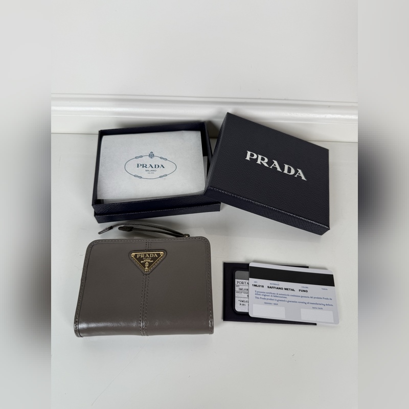 PRADA 普拉達 灰色油臘牛皮制作短夾，型號1ML018，按扣開合設計，內設9