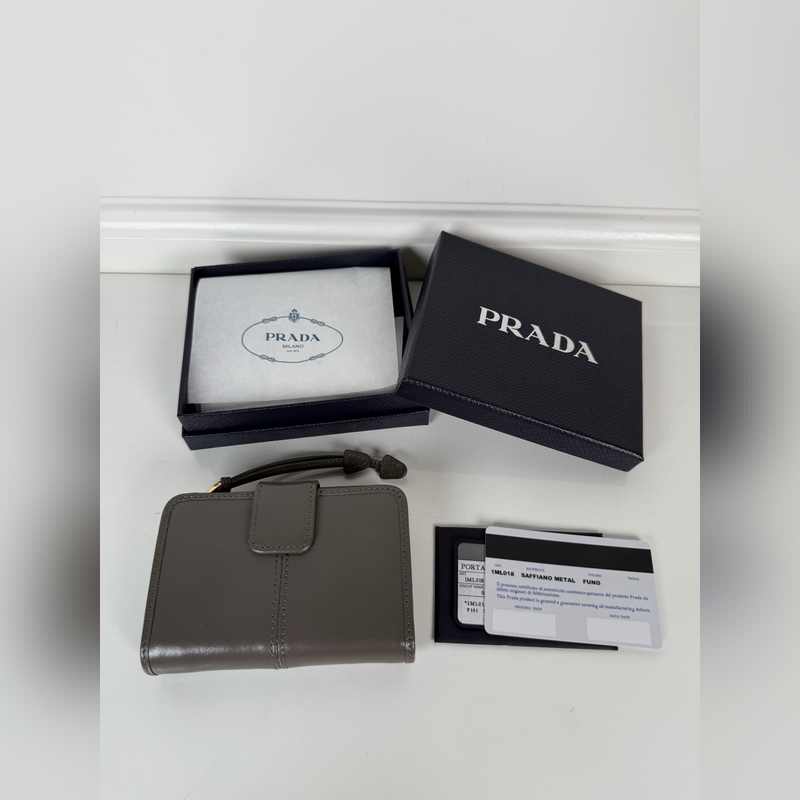 PRADA 普拉達 灰色油臘牛皮制作短夾，型號1ML018，按扣開合設計，內設9