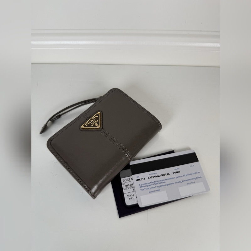 PRADA 普拉達 灰色油臘牛皮制作短夾，型號1ML018，按扣開合設計，內設9