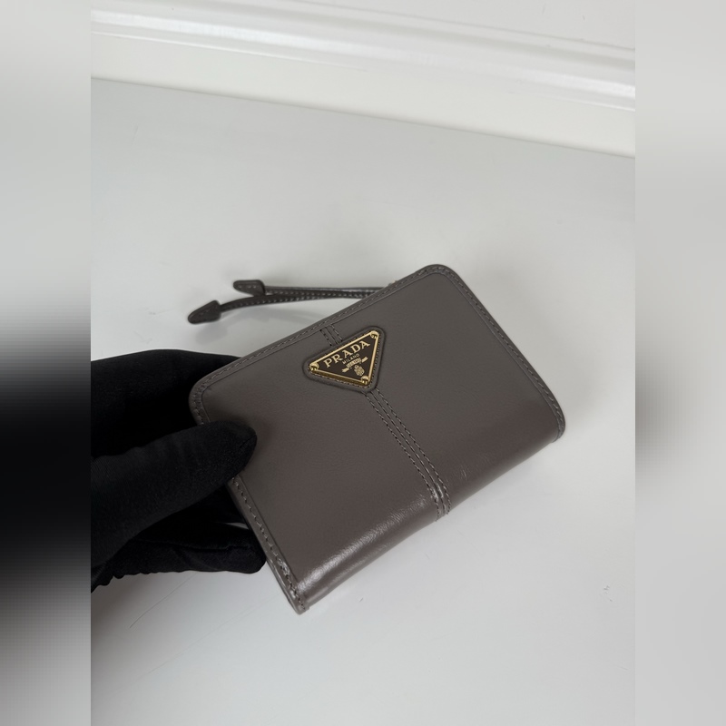 PRADA 普拉達 灰色油臘牛皮制作短夾，型號1ML018，按扣開合設計，內設9