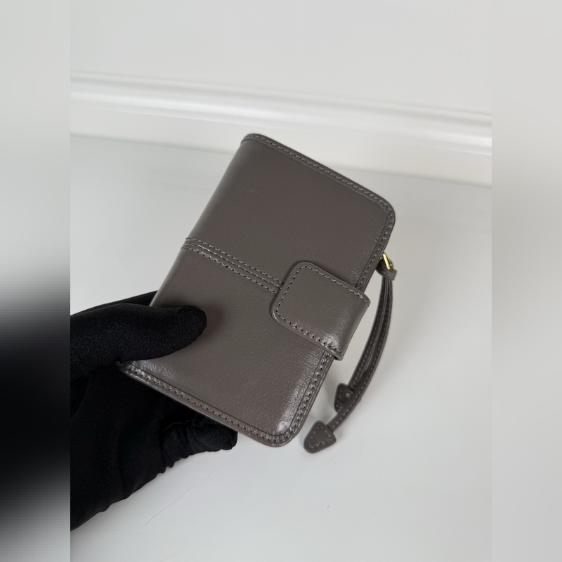 PRADA 普拉達 灰色油臘牛皮制作短夾，型號1ML018，按扣開合設計，內設9