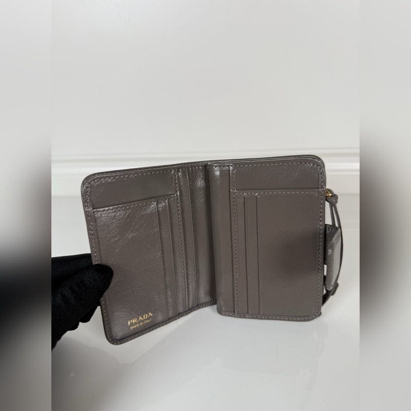 PRADA 普拉達 灰色油臘牛皮制作短夾，型號1ML018，按扣開合設計，內設9