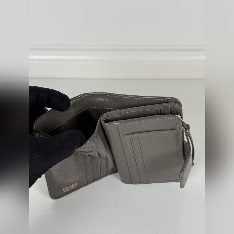 PRADA 普拉達 灰色油臘牛皮制作短夾，型號1ML018，按扣開合設計，內設9