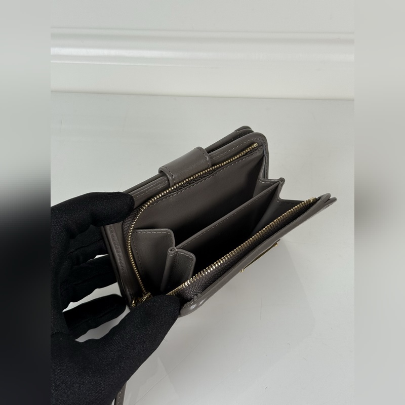 PRADA 普拉達 灰色油臘牛皮制作短夾，型號1ML018，按扣開合設計，內設9