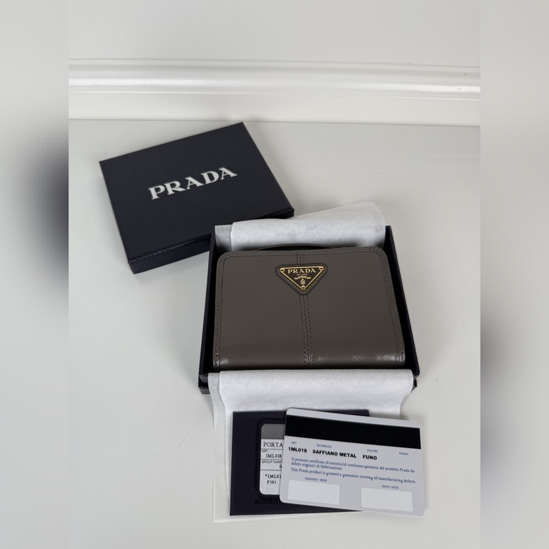 PRADA 普拉達 灰色油臘牛皮制作短夾，型號1ML018，按扣開合設計，內設9