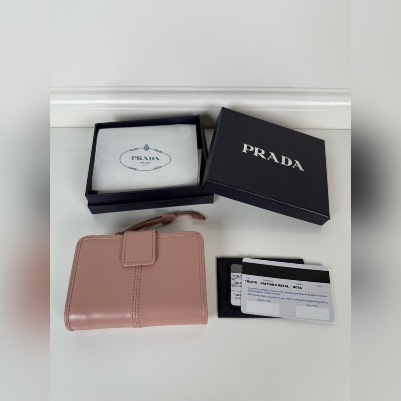PRADA 普拉達 粉色油臘牛皮制作短夾，型號1ML018，按扣開合設計，內設9