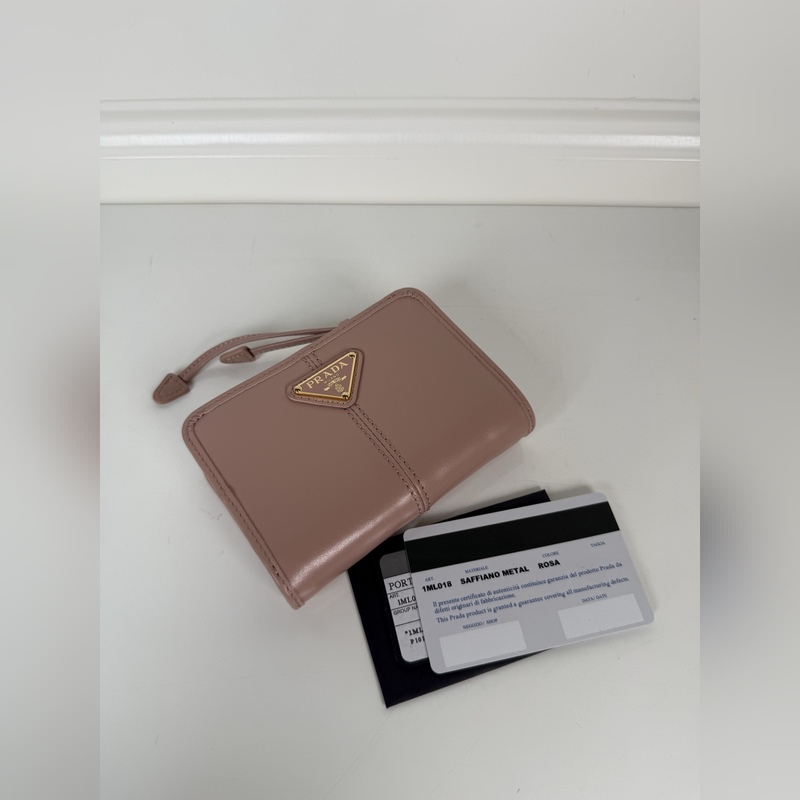 PRADA 普拉達 粉色油臘牛皮制作短夾，型號1ML018，按扣開合設計，內設9