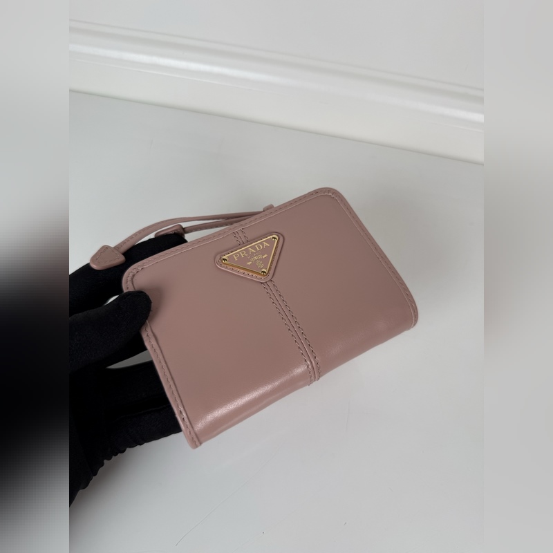 PRADA 普拉達 粉色油臘牛皮制作短夾，型號1ML018，按扣開合設計，內設9