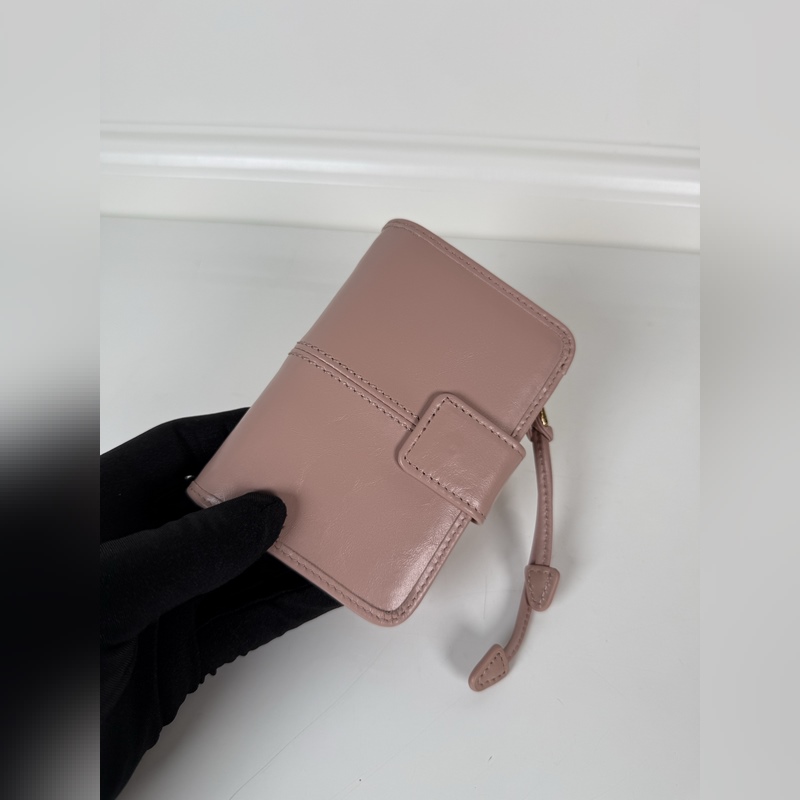 PRADA 普拉達 粉色油臘牛皮制作短夾，型號1ML018，按扣開合設計，內設9