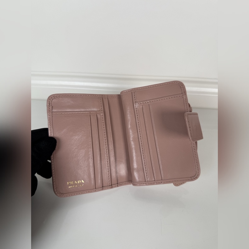 PRADA 普拉達 粉色油臘牛皮制作短夾，型號1ML018，按扣開合設計，內設9