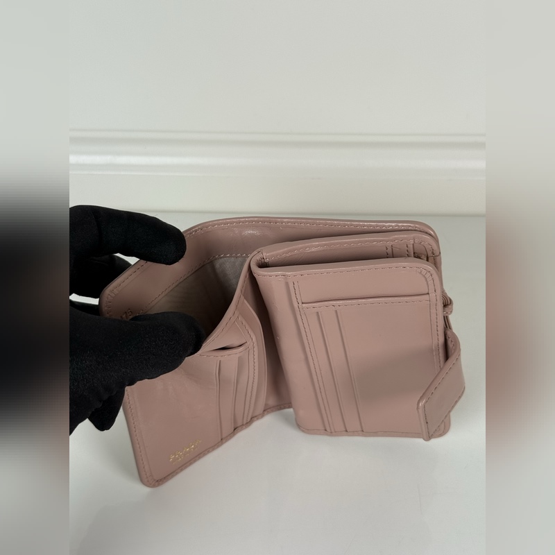 PRADA 普拉達 粉色油臘牛皮制作短夾，型號1ML018，按扣開合設計，內設9