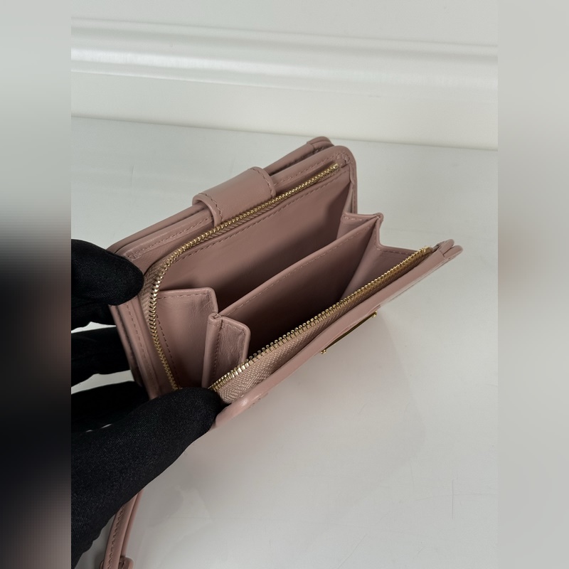 PRADA 普拉達 粉色油臘牛皮制作短夾，型號1ML018，按扣開合設計，內設9