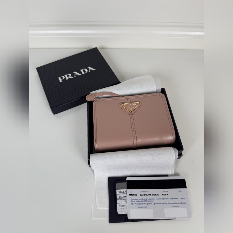 PRADA 普拉達 粉色油臘牛皮制作短夾，型號1ML018，按扣開合設計，內設9
