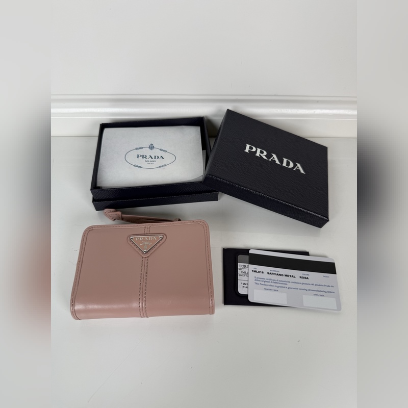 PRADA 普拉達 粉色油臘牛皮制作短夾，型號1ML018，按扣開合設計，內設9