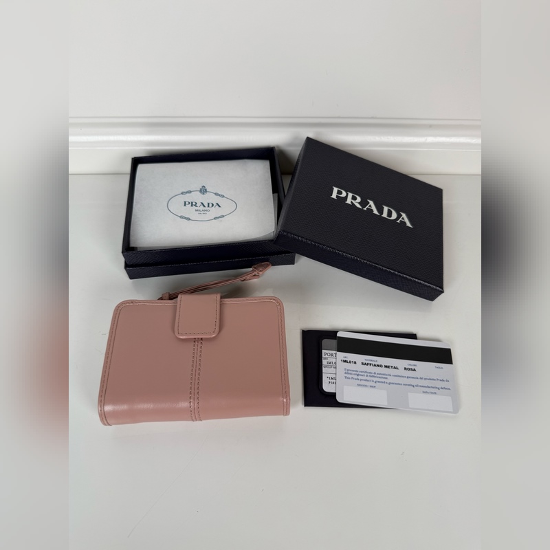 PRADA 普拉達 粉色油臘牛皮制作短夾，型號1ML018，按扣開合設計，內設9