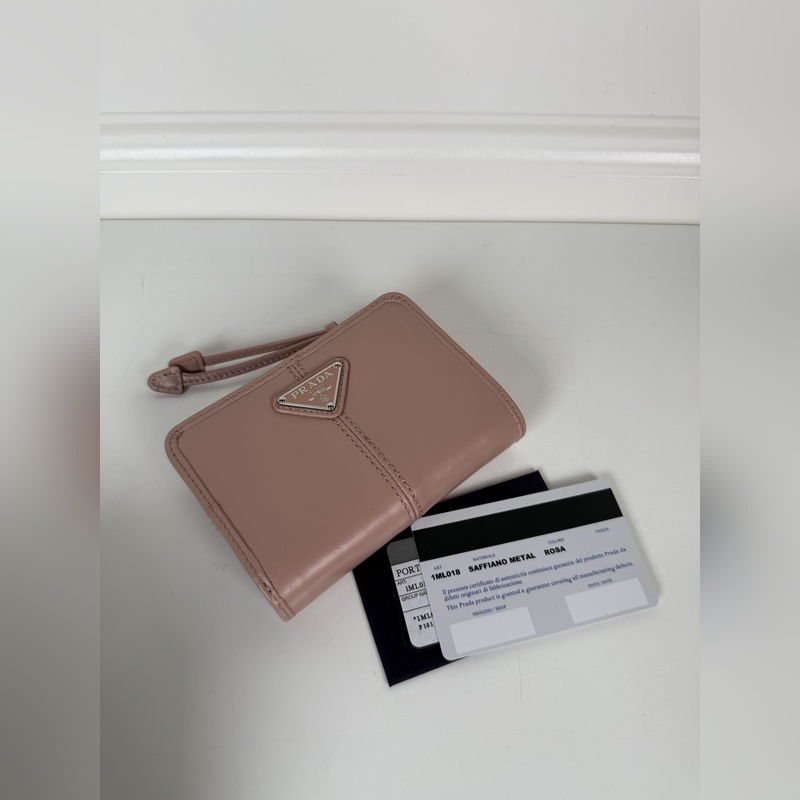 PRADA 普拉達 粉色油臘牛皮制作短夾，型號1ML018，按扣開合設計，內設9