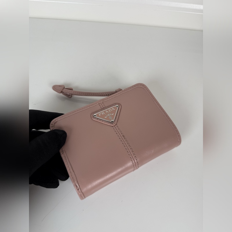 PRADA 普拉達 粉色油臘牛皮制作短夾，型號1ML018，按扣開合設計，內設9