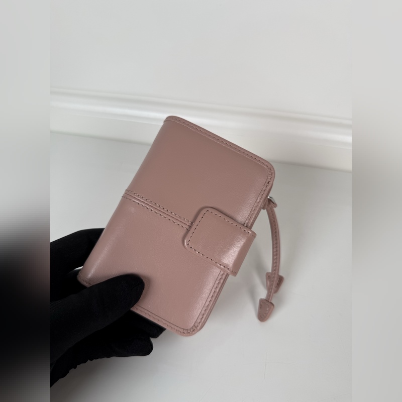 PRADA 普拉達 粉色油臘牛皮制作短夾，型號1ML018，按扣開合設計，內設9