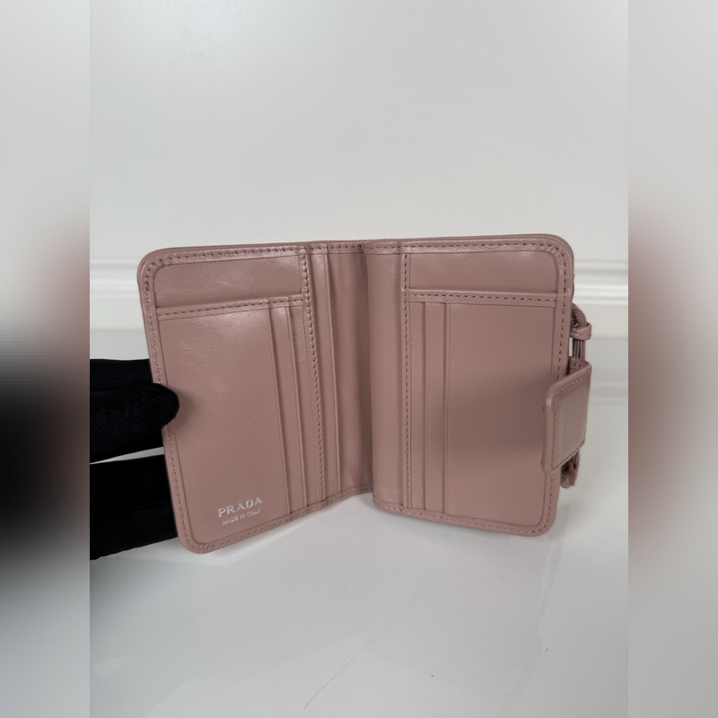 PRADA 普拉達 粉色油臘牛皮制作短夾，型號1ML018，按扣開合設計，內設9