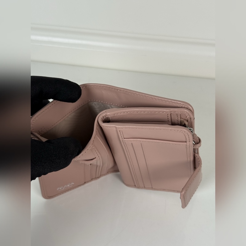 PRADA 普拉達 粉色油臘牛皮制作短夾，型號1ML018，按扣開合設計，內設9