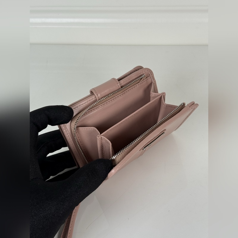 PRADA 普拉達 粉色油臘牛皮制作短夾，型號1ML018，按扣開合設計，內設9