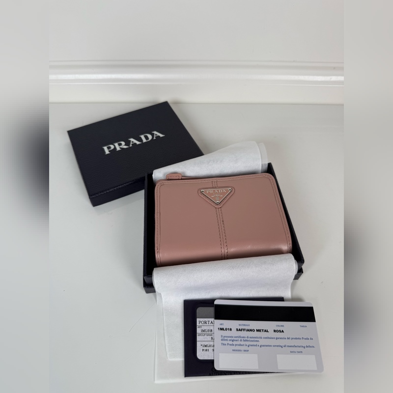 PRADA 普拉達 粉色油臘牛皮制作短夾，型號1ML018，按扣開合設計，內設9