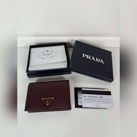PRADA 普拉達(dá) 按扣式開合短夾，男女通用，型號1MV021，一個鈔票隔層，四