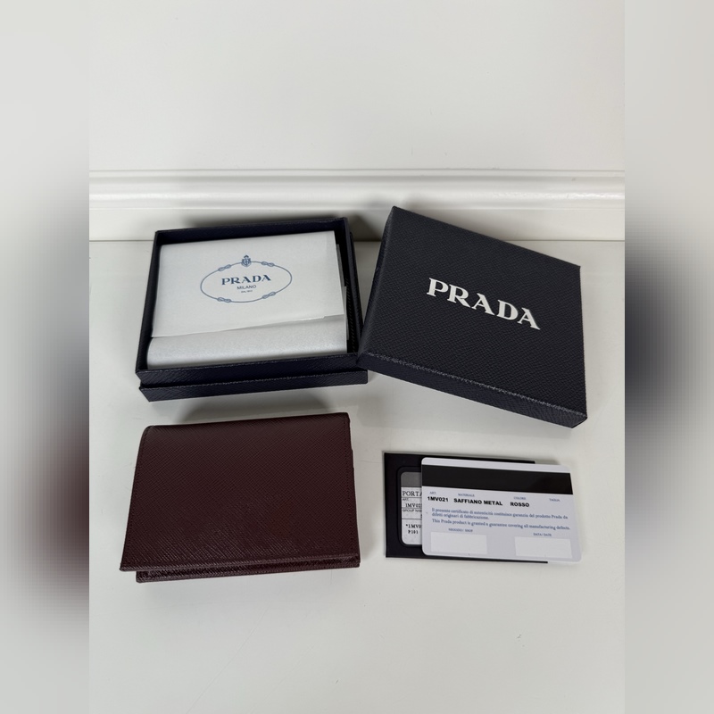 PRADA 普拉達 按扣式開合短夾，男女通用，型號1MV021，一個鈔票隔層，四