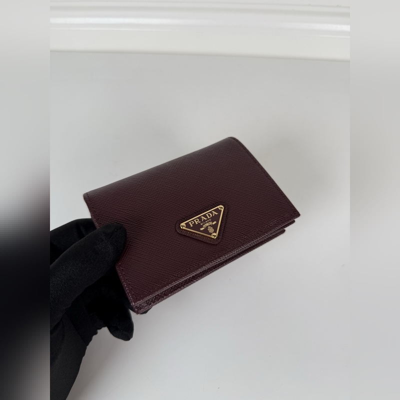 PRADA 普拉達 按扣式開合短夾，男女通用，型號1MV021，一個鈔票隔層，四