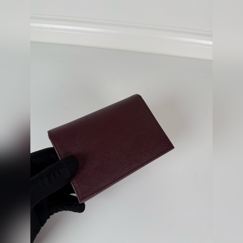 PRADA 普拉達 按扣式開合短夾，男女通用，型號1MV021，一個鈔票隔層，四