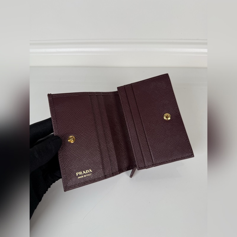 PRADA 普拉達 按扣式開合短夾，男女通用，型號1MV021，一個鈔票隔層，四