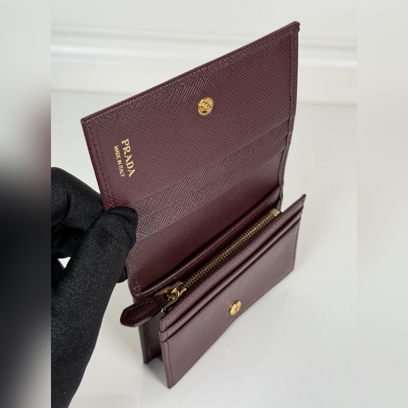 PRADA 普拉達 按扣式開合短夾，男女通用，型號1MV021，一個鈔票隔層，四