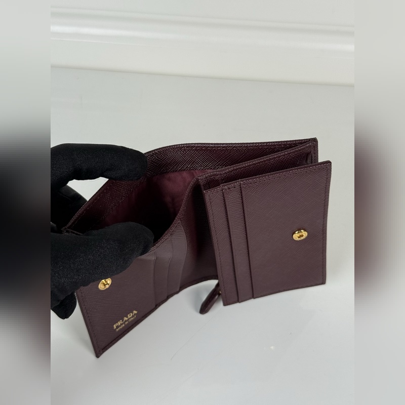 PRADA 普拉達 按扣式開合短夾，男女通用，型號1MV021，一個鈔票隔層，四