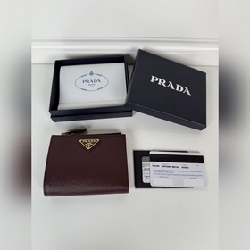 PRADA 普拉達(dá) 男女通用短款錢包，波爾多紅色，型號1ML050，十字紋牛皮制