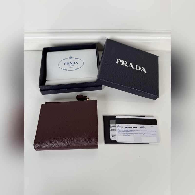 PRADA 普拉達(dá) 男女通用短款錢包，波爾多紅色，型號1ML050，十字紋牛皮制