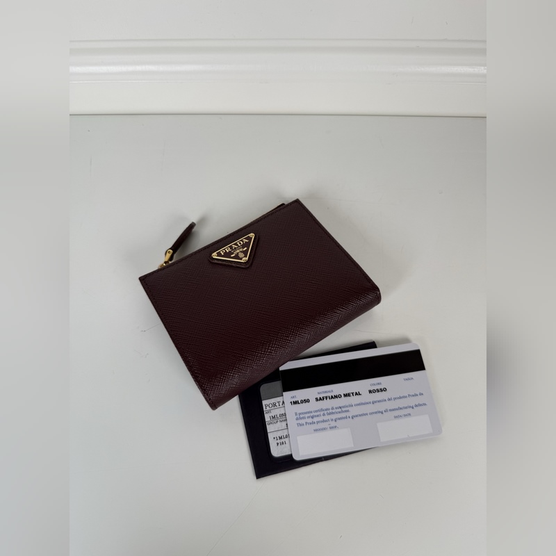 PRADA 普拉達(dá) 男女通用短款錢包，波爾多紅色，型號1ML050，十字紋牛皮制