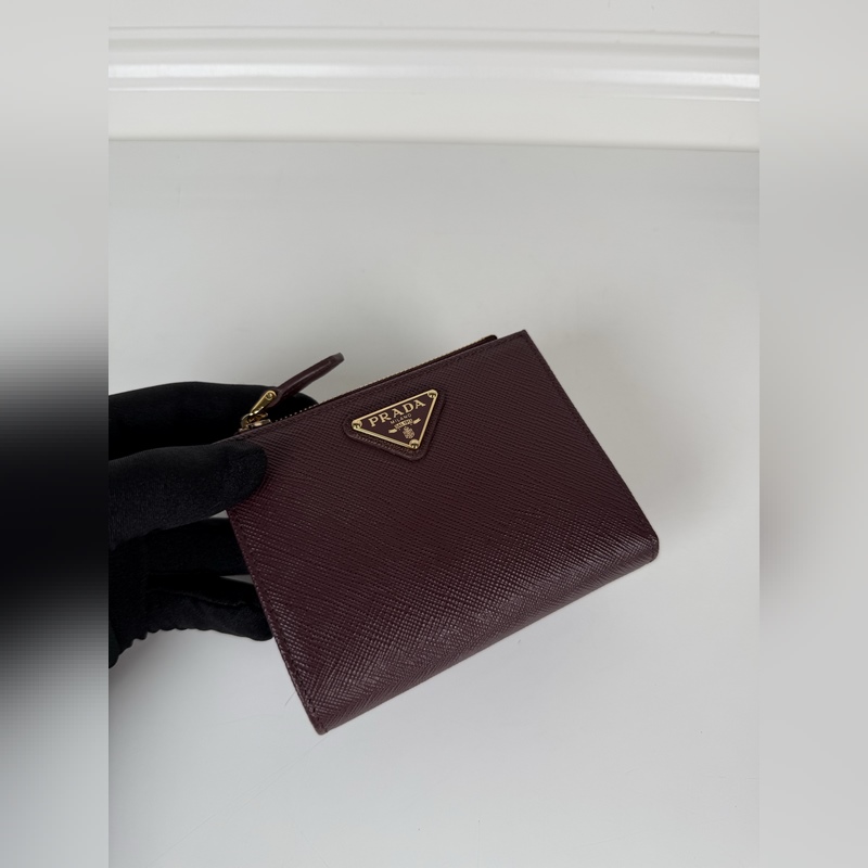 PRADA 普拉達(dá) 男女通用短款錢包，波爾多紅色，型號1ML050，十字紋牛皮制