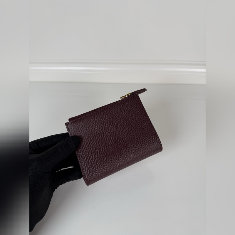 PRADA 普拉達(dá) 男女通用短款錢包，波爾多紅色，型號1ML050，十字紋牛皮制